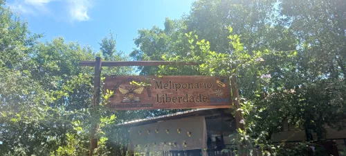 Foto da equipe neruds em frente o mural da escola liberdade