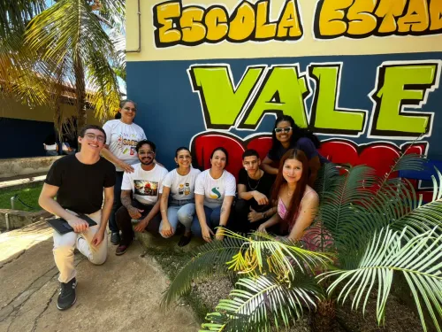 Foto da equipe neruds em frente o mural da escola vale do sol